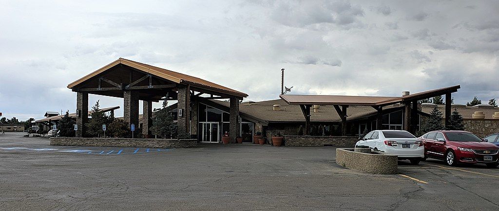 Exterior of Outlaw Inn