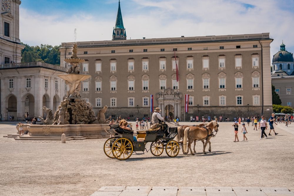 Horse carriage ride along Residenzplatz square