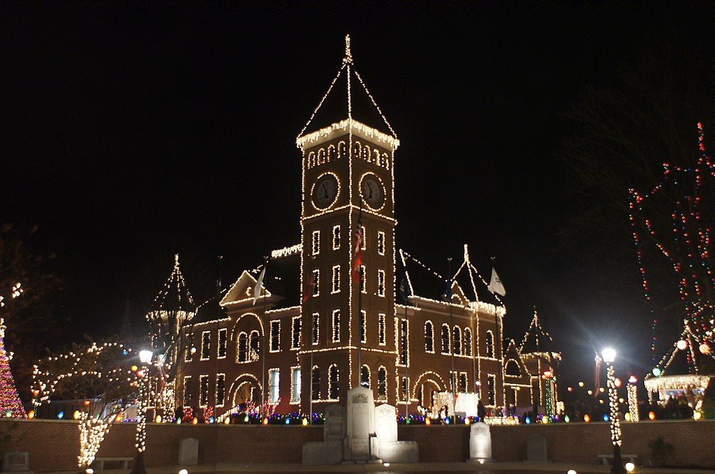 Exterior of the Saline County Courthouse