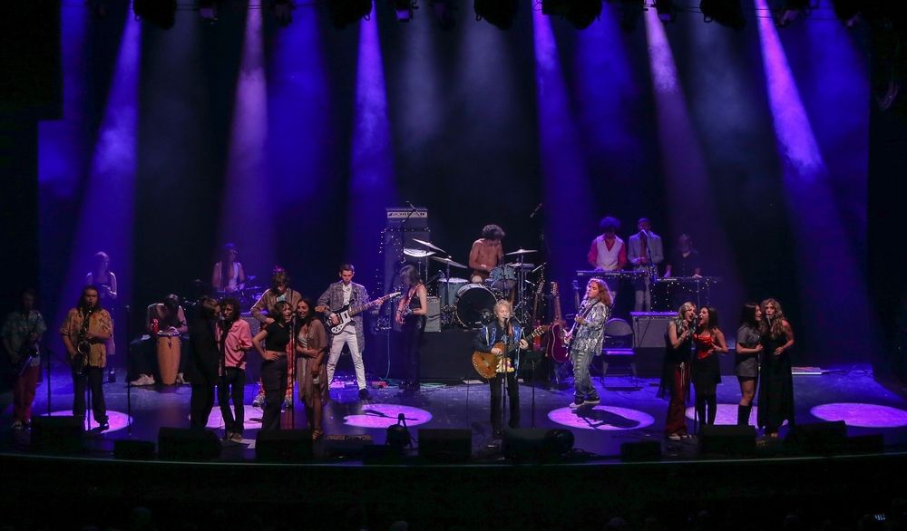 Performers in The Paramount