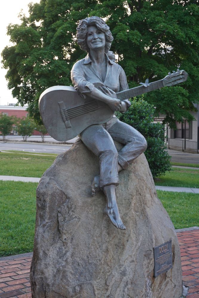 Full view of Dolly Parton Statue