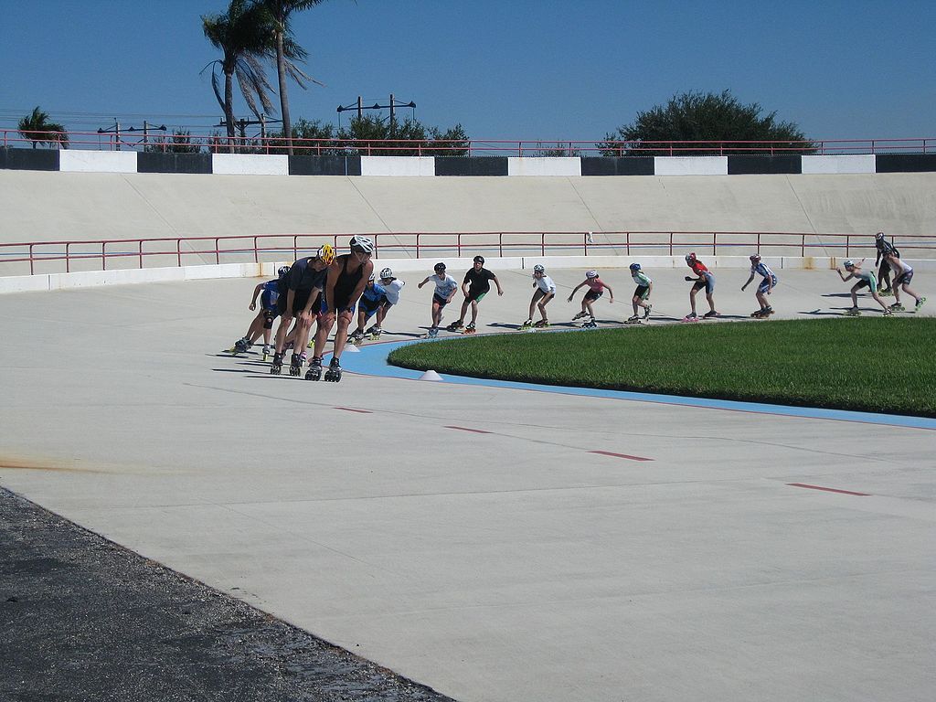 Rollerblades ar Brian Piccolo Sports Park & Velodrome