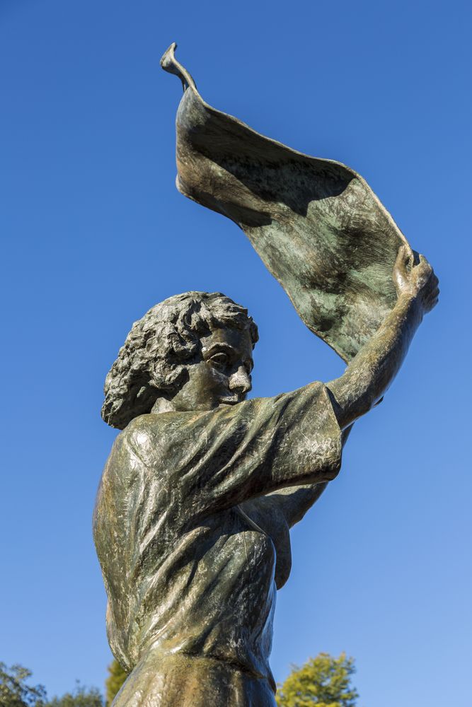 Close view of the Waving Girl Statue