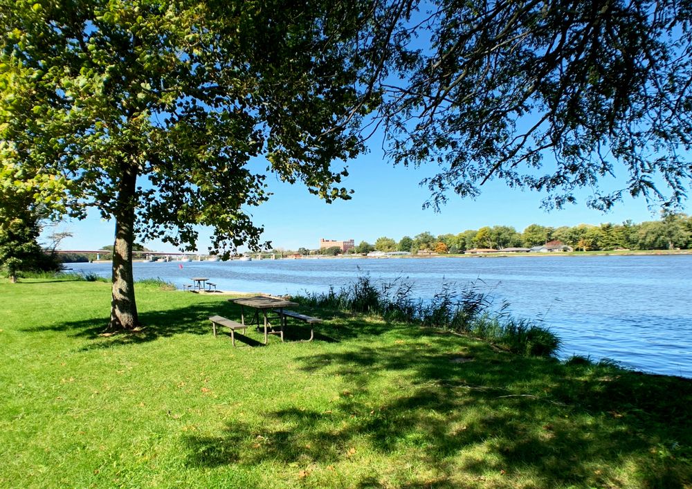 Sunny day at Illini State Park