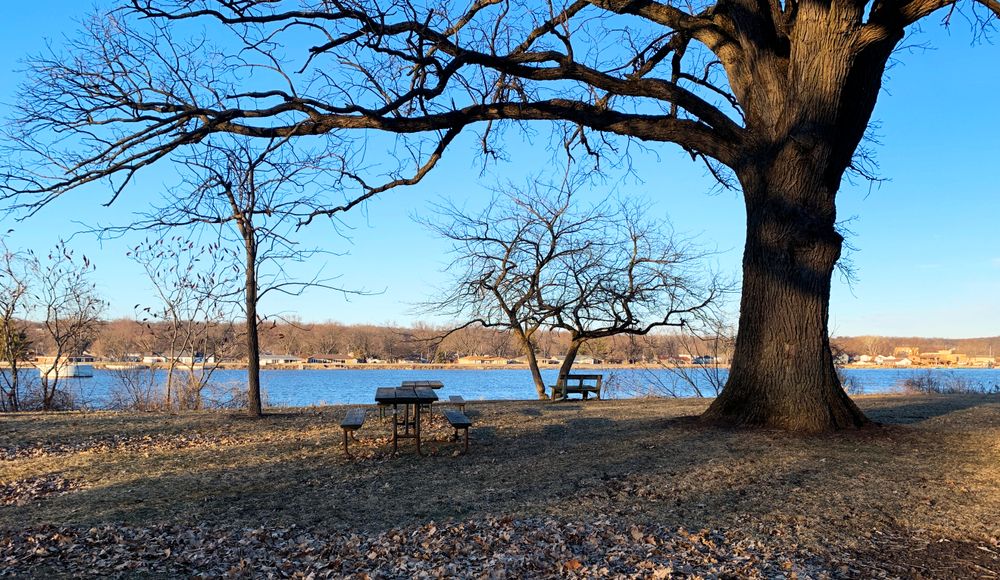 Table and chairs near the waters of Illini State Park