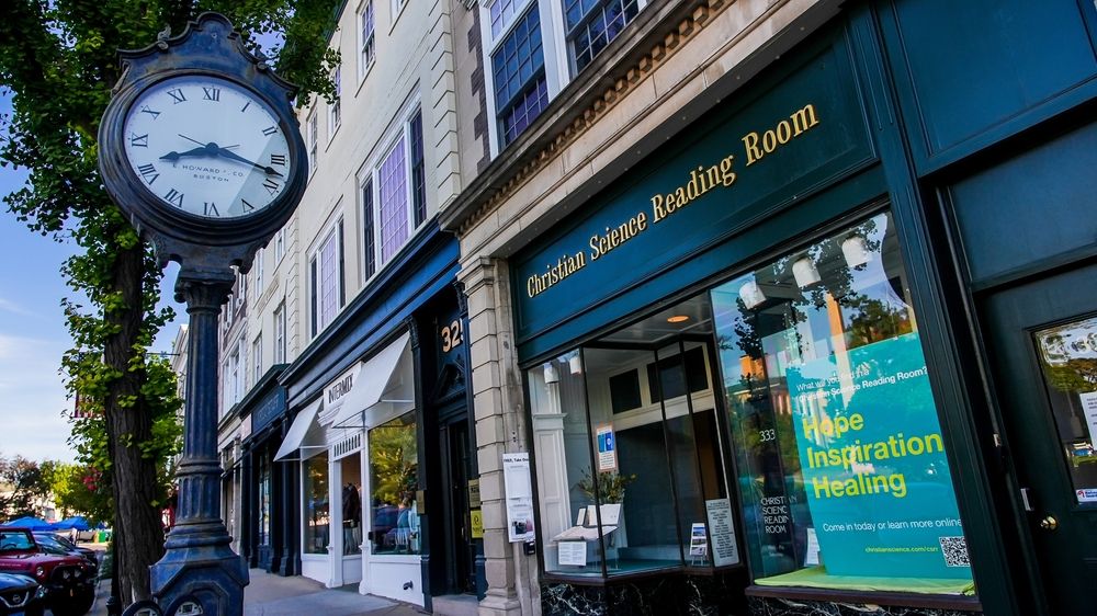 Street clock at Greenwich Avenue