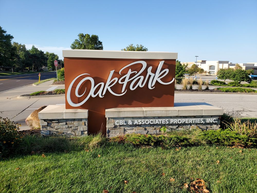 Welcome sign of Oak Park Mall at Overland Park