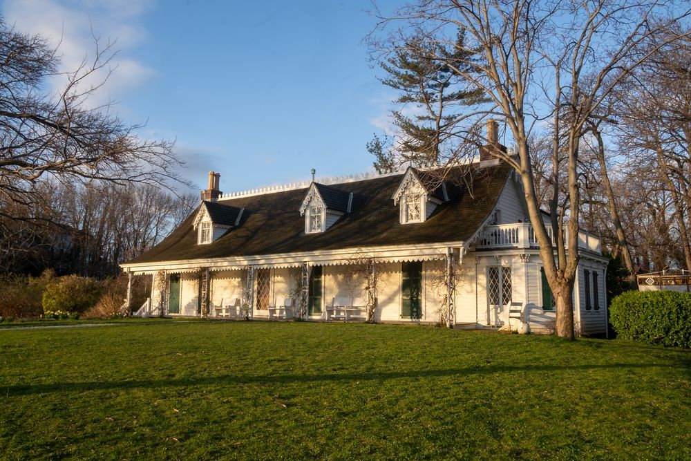 Side view of Alice Austen House Museum's exterior