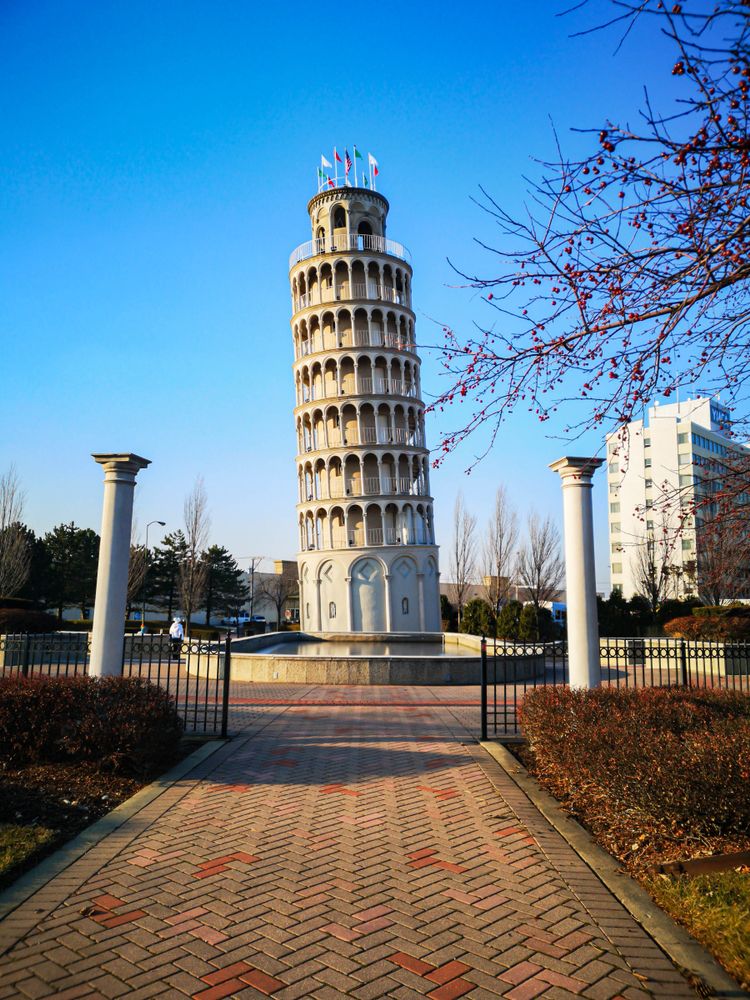 Daytime view of the Leaning Tower of Niles