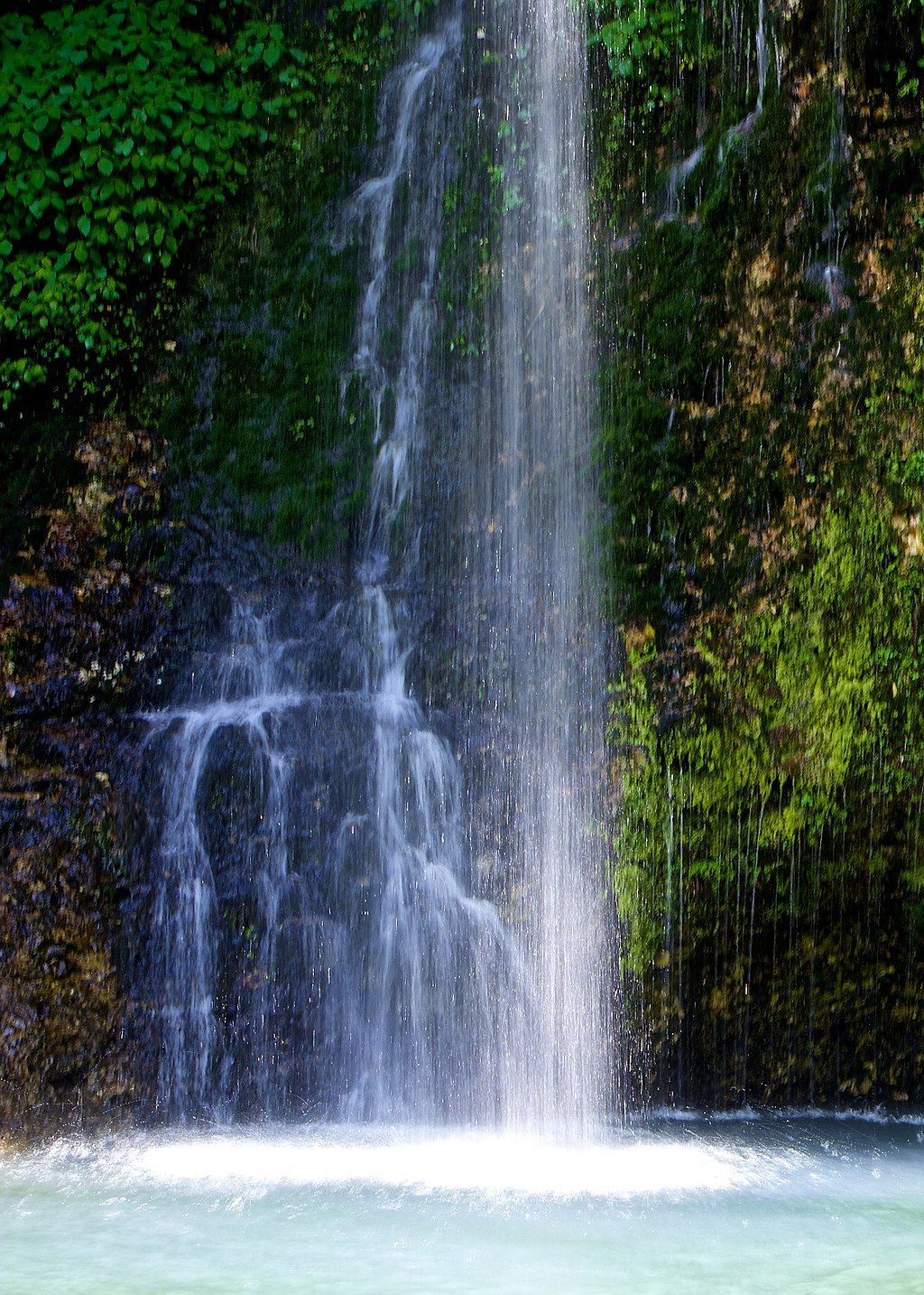 Water cascades at Natural Falls State Park