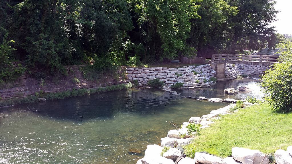 A short footbridge over Sager Creek