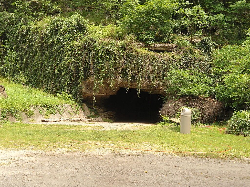 The entrance of Spanish Treasure Cave