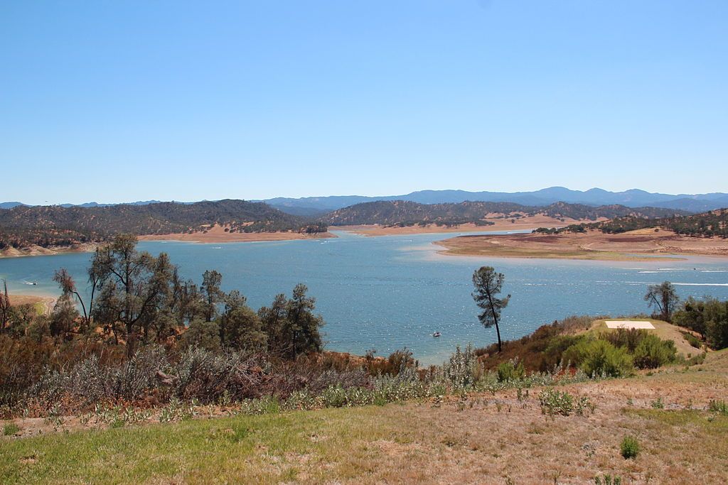 Daytime view of Lake Nacimiento