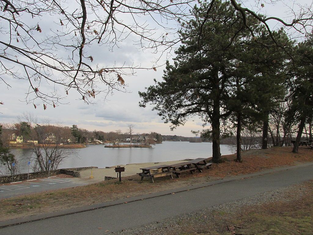 Picnic tables near lake quinsigamond at Quinsigamond State Park