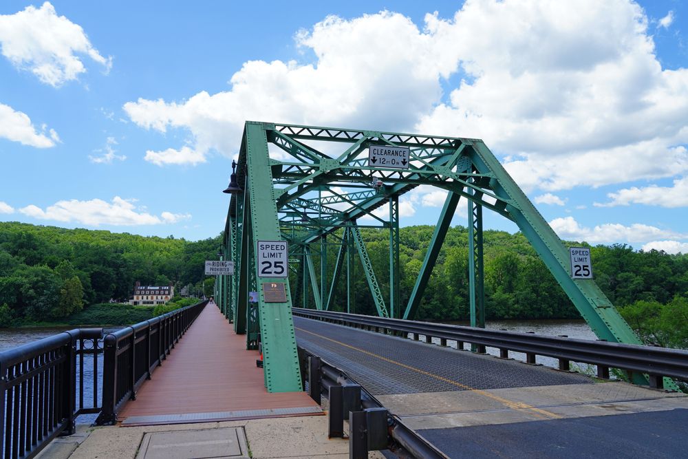 Entryway of Centre Bridge