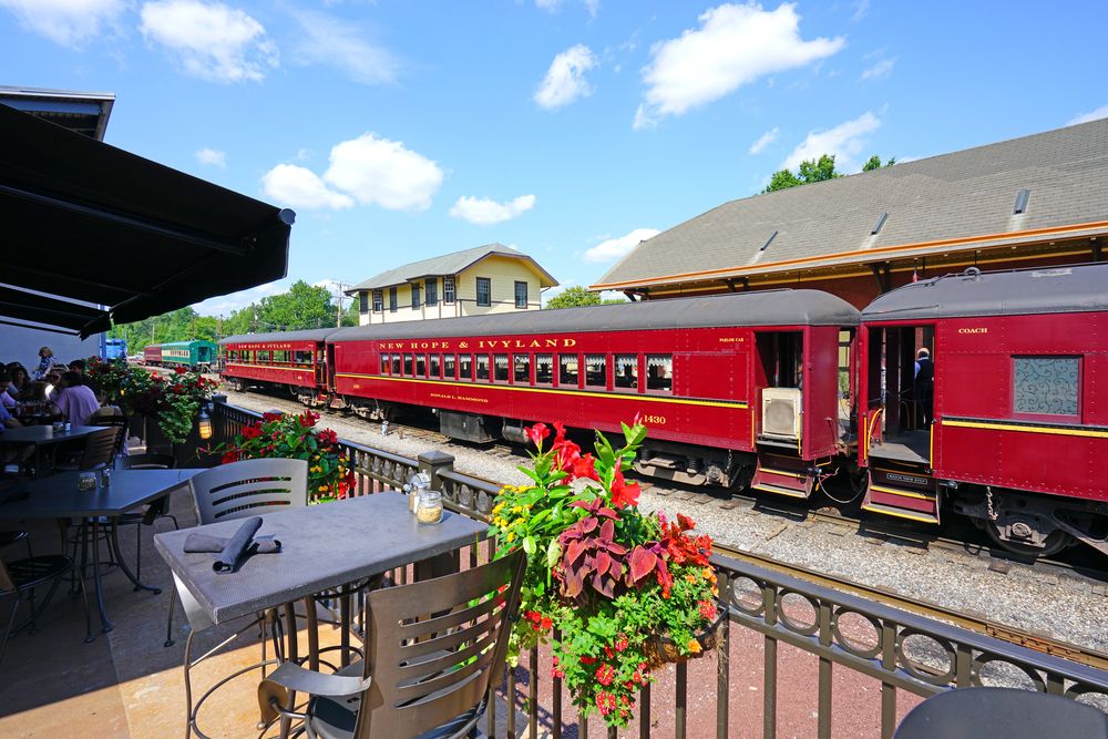 Restaurant beside the tracks of New Hope Railroad