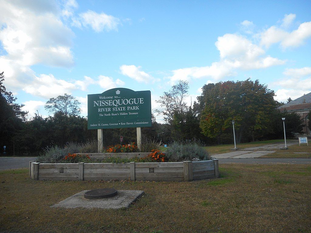 Welcome sign of Nissequogue River State Park