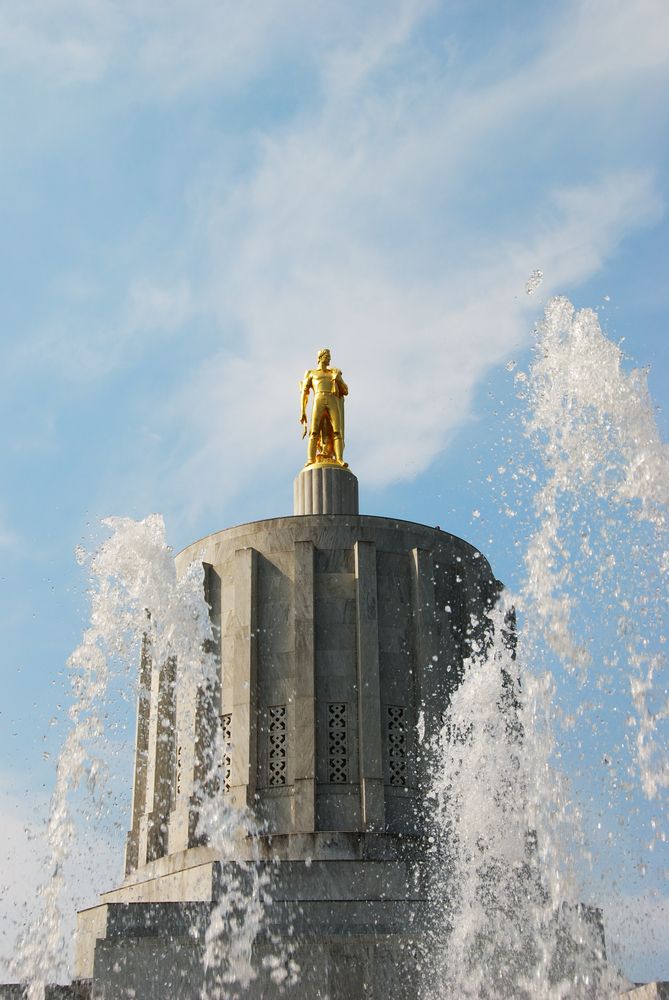 Statue on top of Oregon State Capitol