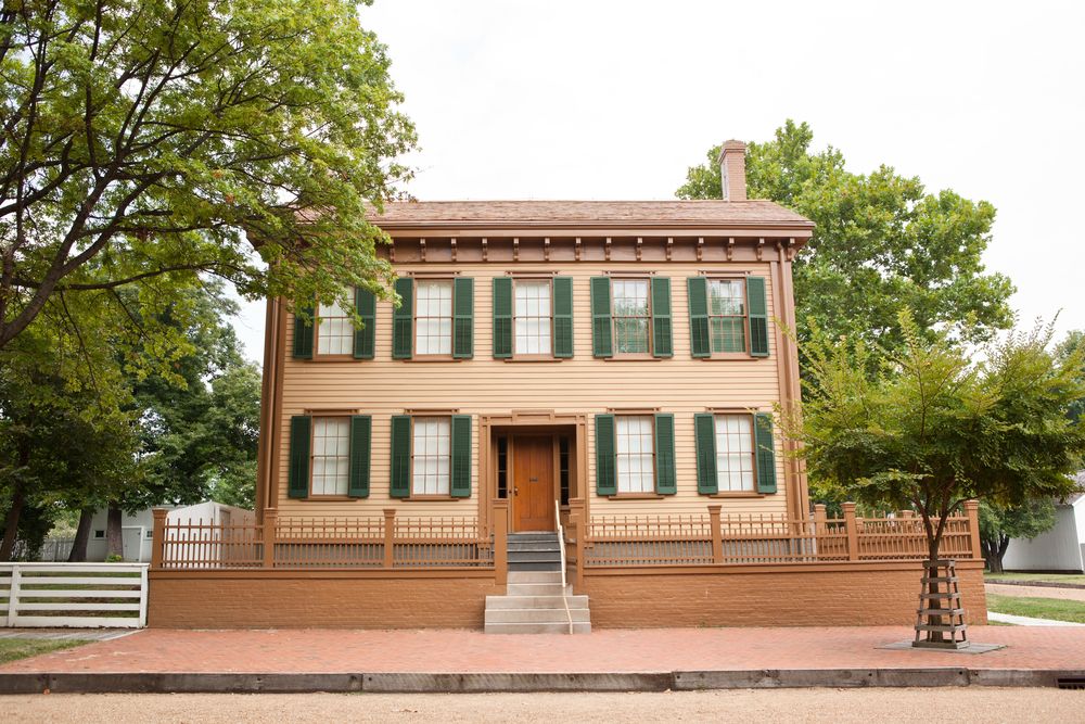 Front view of House of Abraham Lincoln's exterior