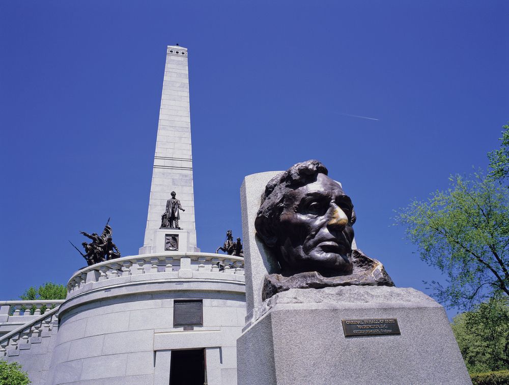 Closer view of Lincoln Tomb's landmark
