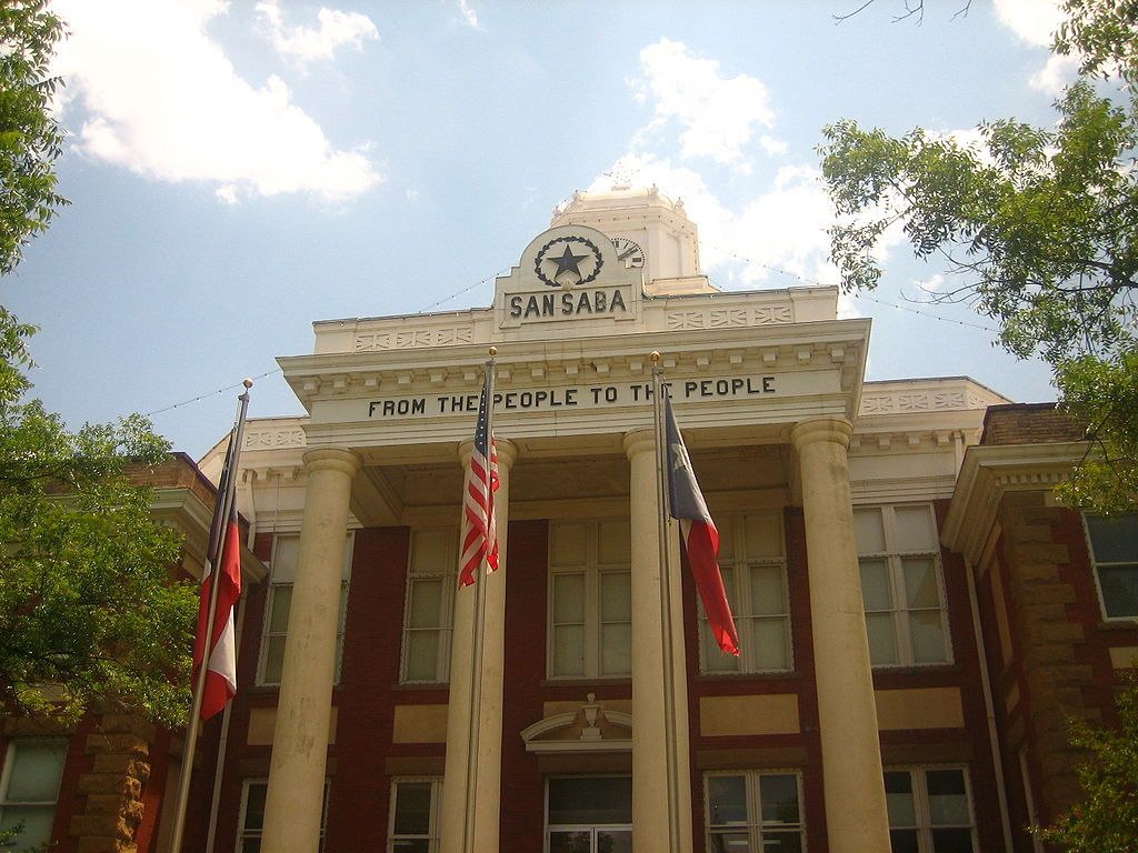 Front view of the San Saba County Courthouse