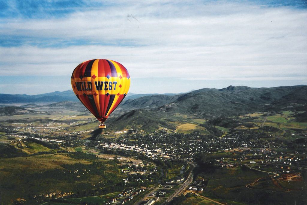 View of a hot air ballon of Wild West Balloon Adventures above steamboat springs