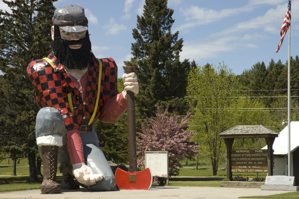 Large lumberjack sculpture of Paul Bunyan Park