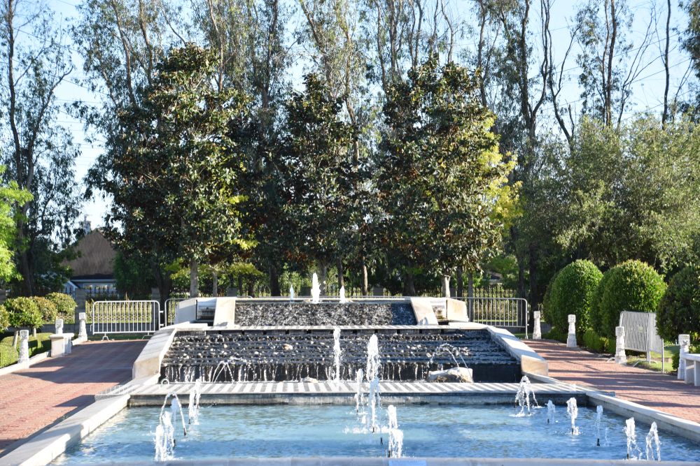 Water fountain at BAPS Shri Swaminarayan Mandir