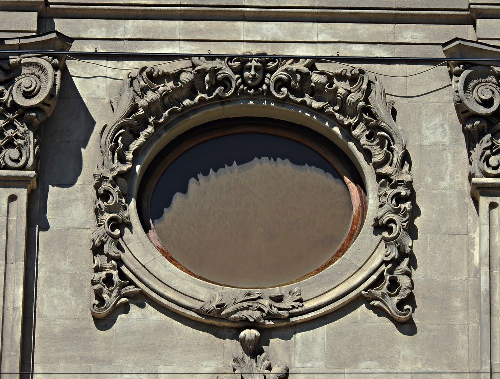 Close details of Shota Rustaveli Theatre's building