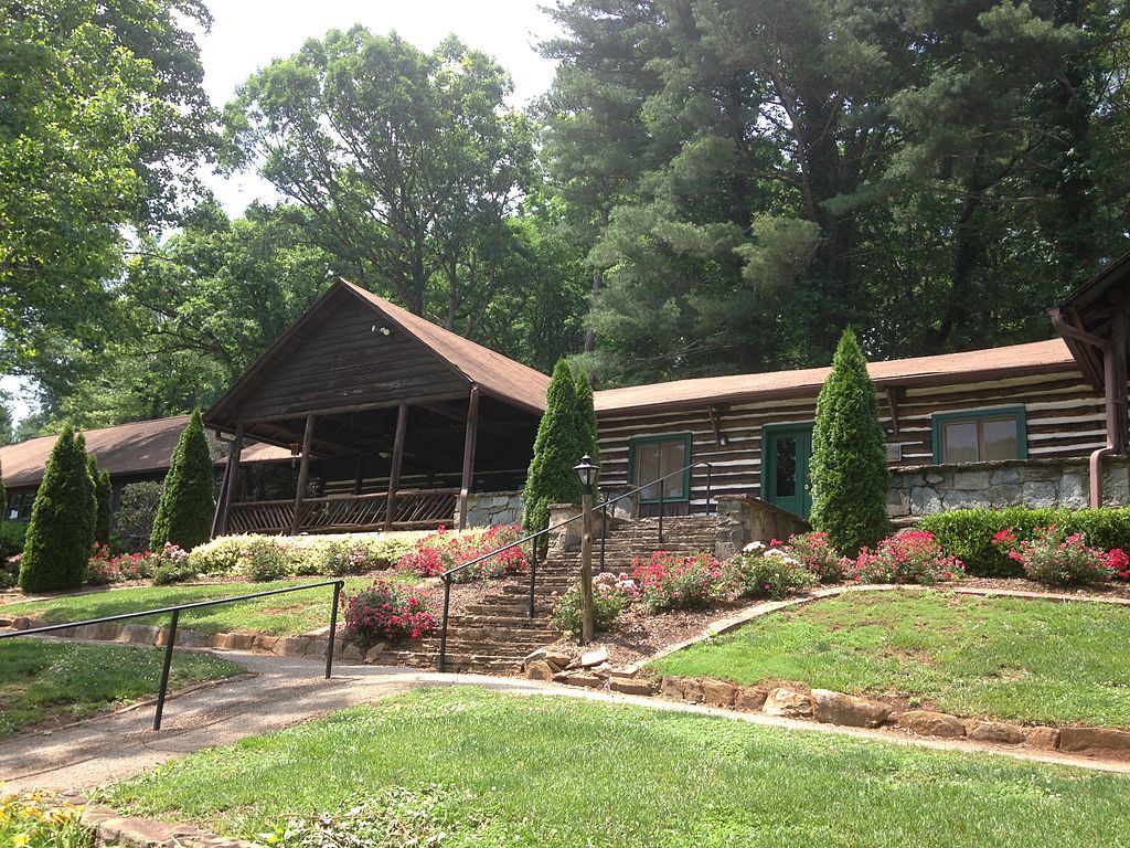Exterior of Tryon Country Club