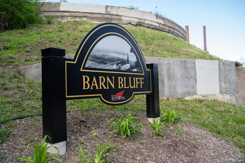 Welcome sign of Barn Bluff