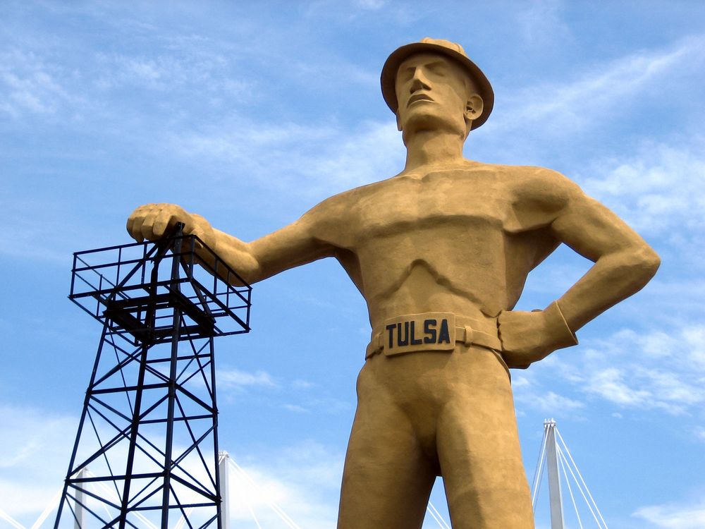 Top half of the Golden Driller statue