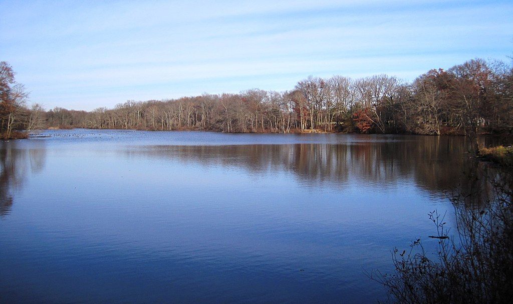 The waters of Etra Lake Park