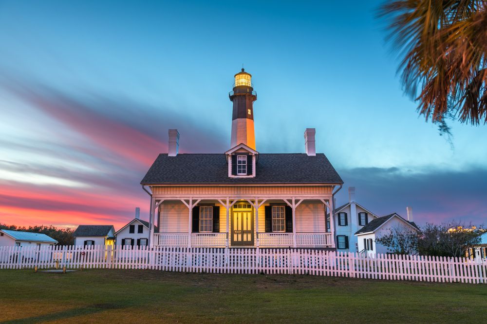 pink and blue sky tybee lighthouse
