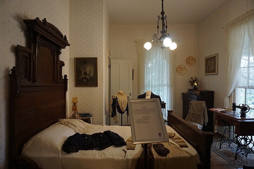 The guest room of Goodman-LeGrand House