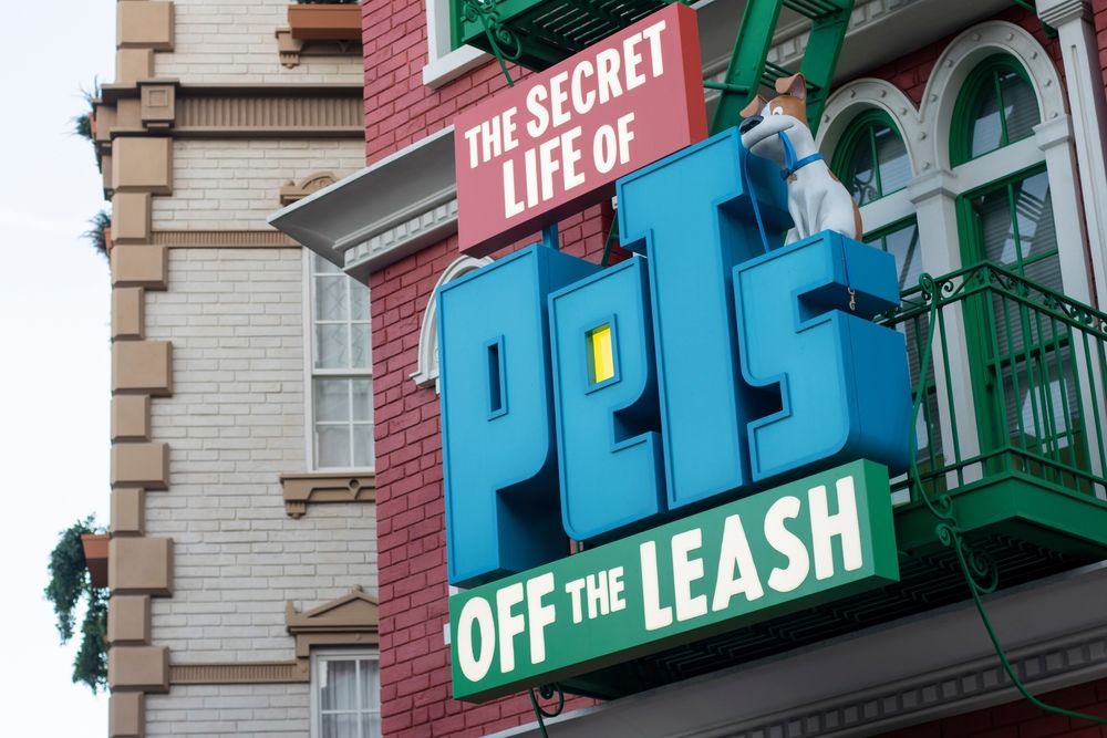 Building sign of the Secret Life of Pets: Off the Leash Ride