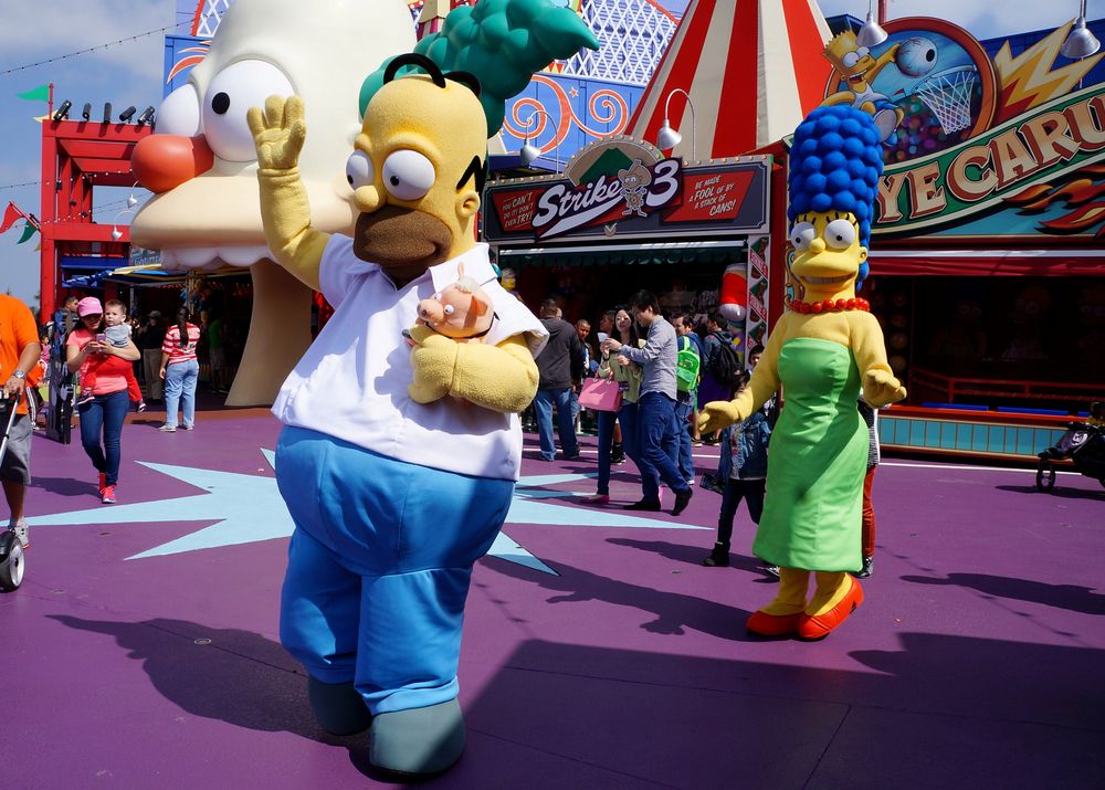 Homer and Marge Simpson mascot at The Simpsons Ride