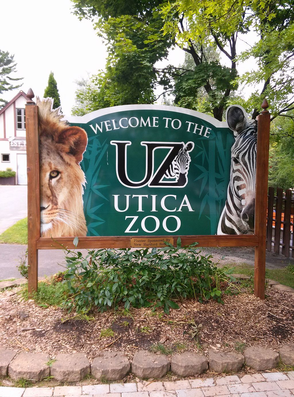 Welcome sign of Utica zoo