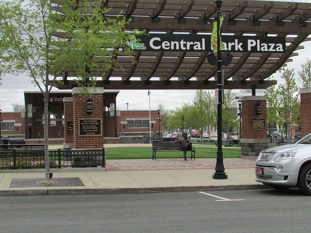 Name sign and street at Central Park Plaza