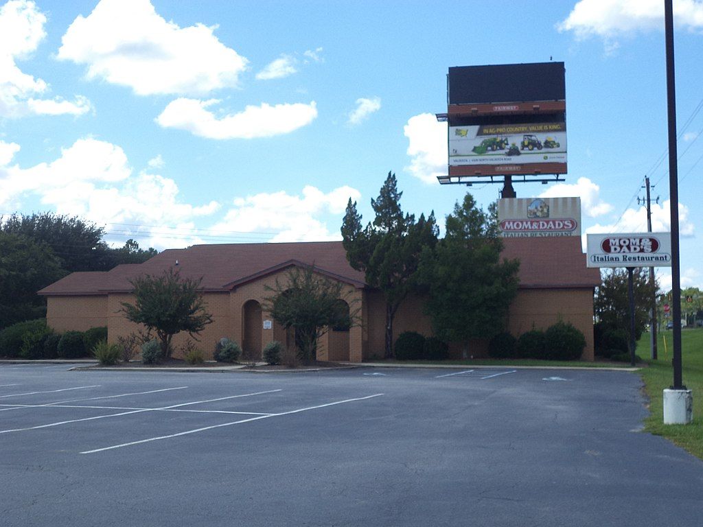 Exterior of Mom & Dad's Italian Restaurant
