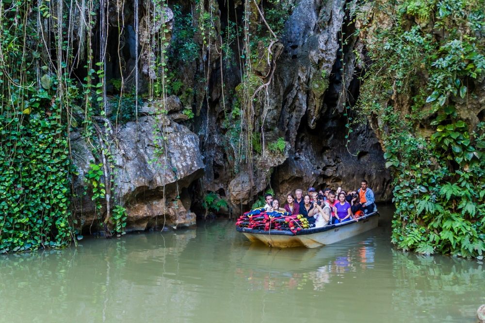 Tourist boat leaving the Cueva del Indio