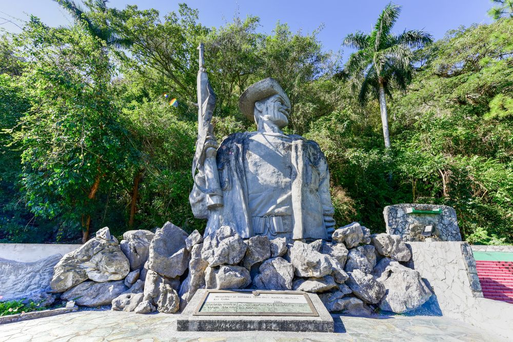 Closer view of the statue in Monumento Las Malagones