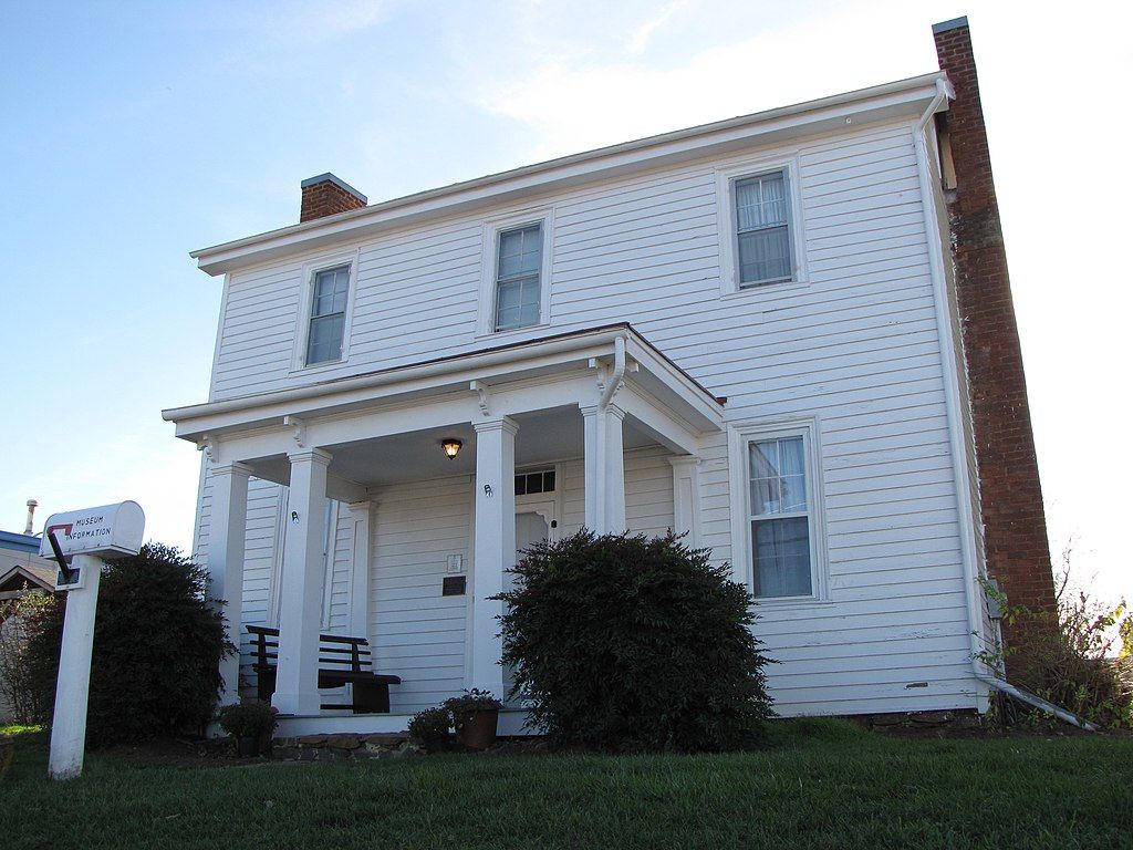 Exterior of Plumb House Museum