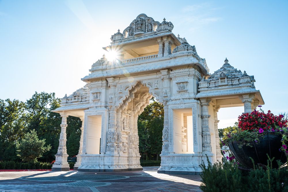 Entrance arch of the BAPS Shri Swaminarayan Mandir Chicago