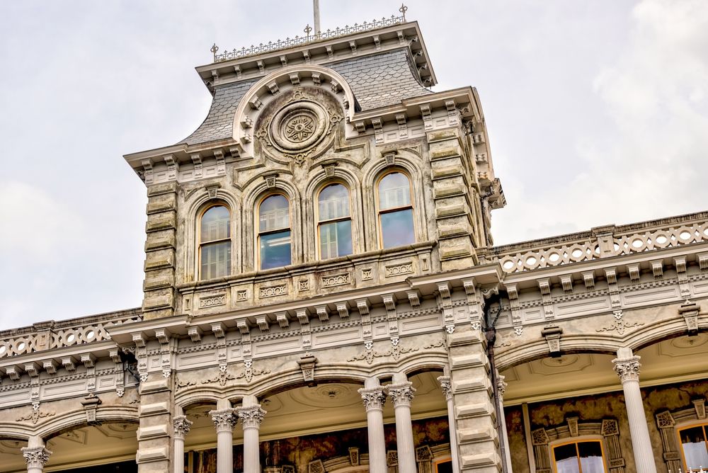 The top half of Iolani Palace