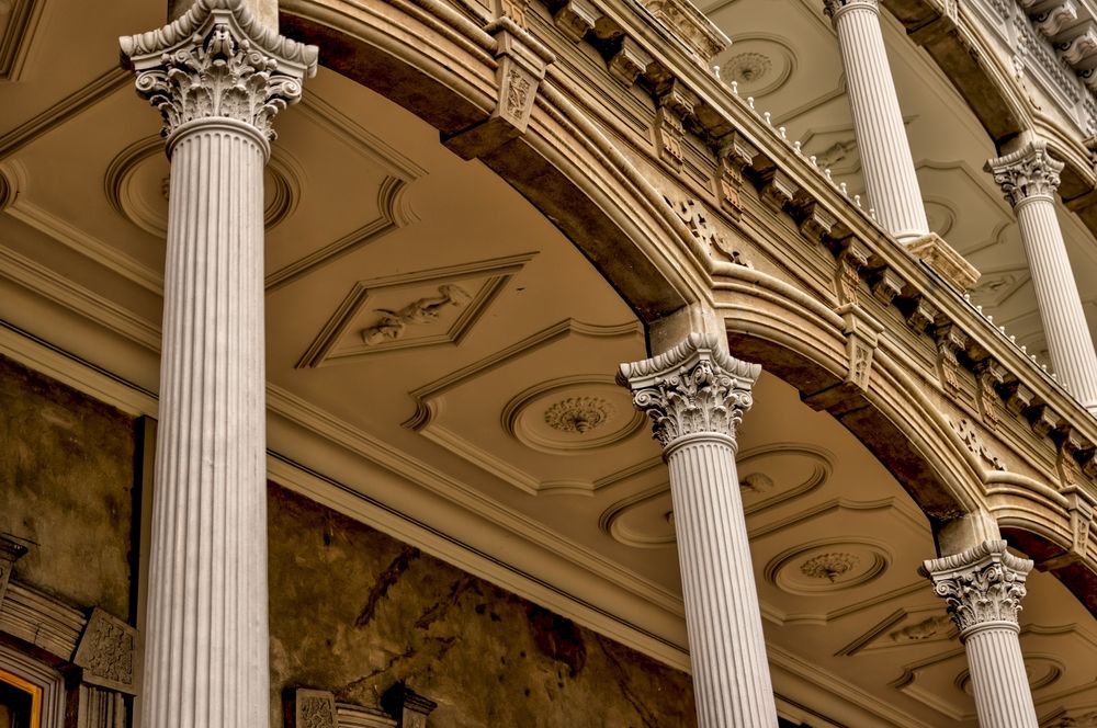 The columns of Iolani Palace