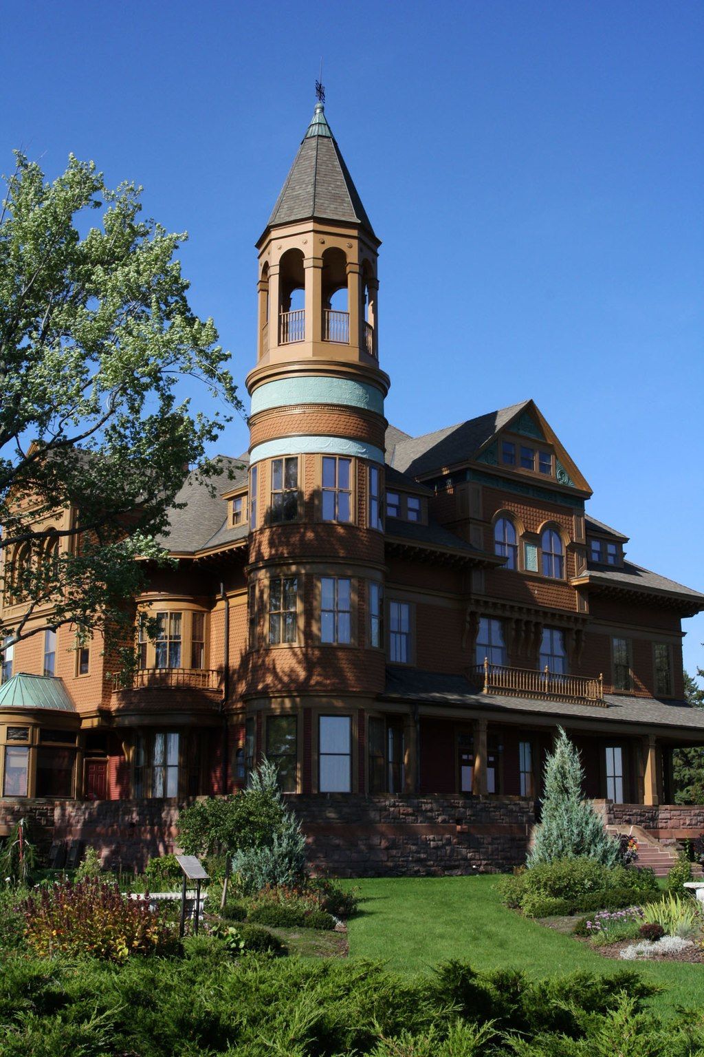 Close view of the Fairlawn Mansion