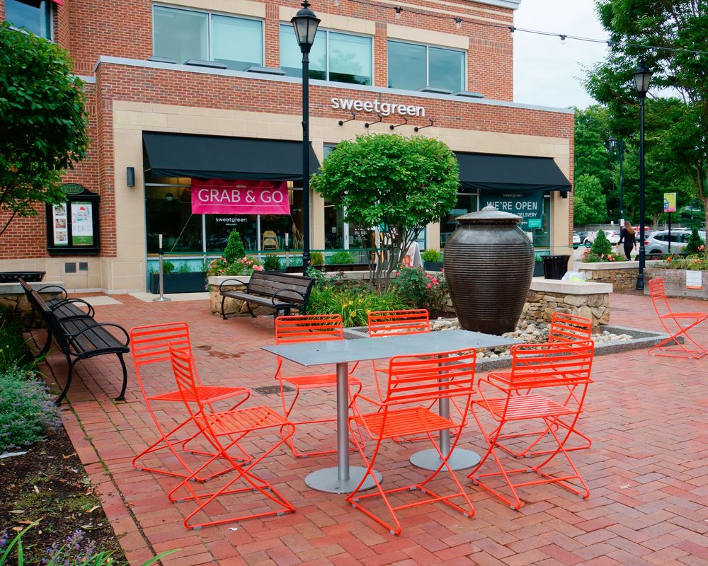 Outdoor dining table of sweetgreen restaurant at Wellesley Square