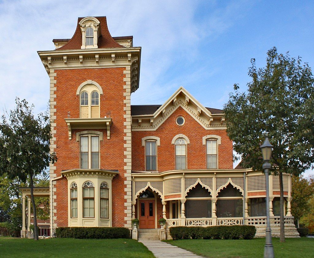 Front view of Huff-Lamberton House
