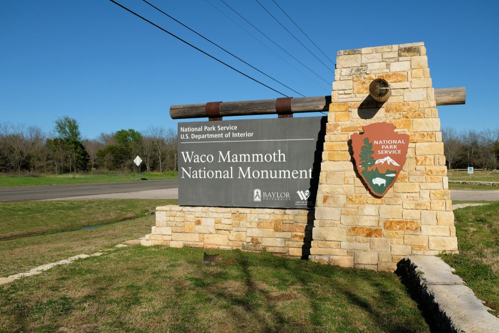 Welcome sign of Waco Mammoth National Monument
